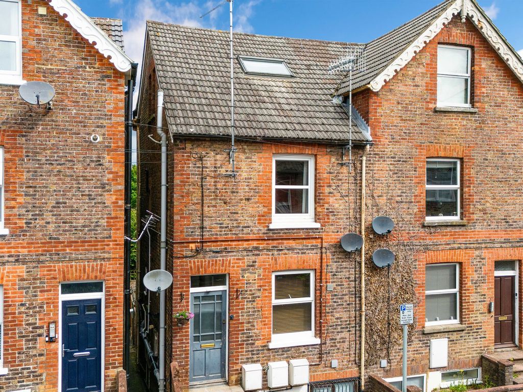 2 bed for sale in Queens Road, East Grinstead RH19, £275,000