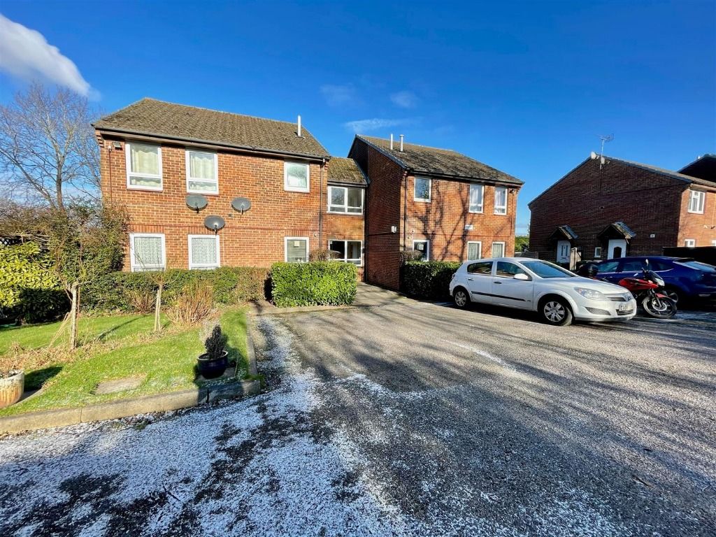 Studio to rent in Mortimer Gardens, Tadley RG26, £775 pcm Zoopla