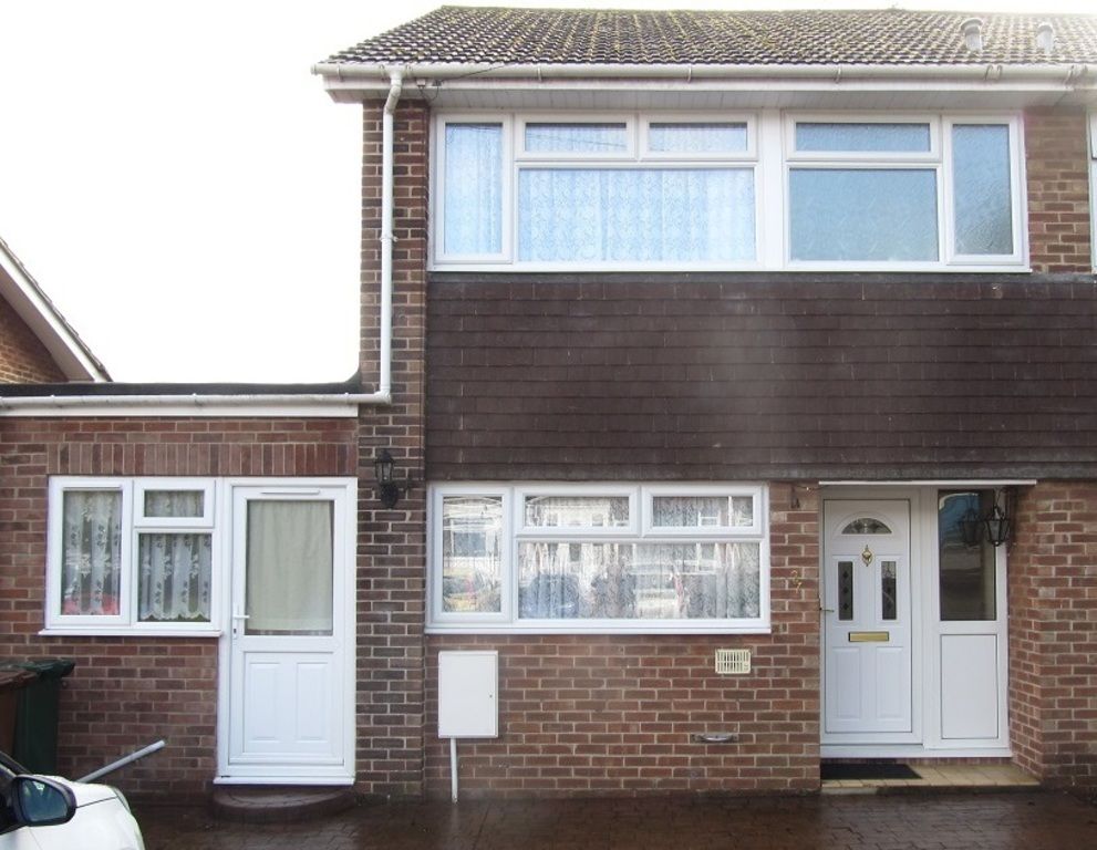 4 bed semidetached house to rent in Morris Drive, Banbury OX16, £1,750