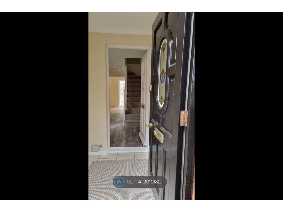 3 bed semidetached house to rent in Ash Close, Aylesbury HP20, £1,600