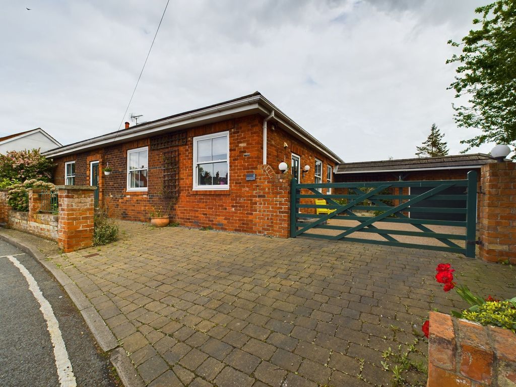4 bed bungalow for sale in Baxtergate, Hull HU12, £365,000 Zoopla