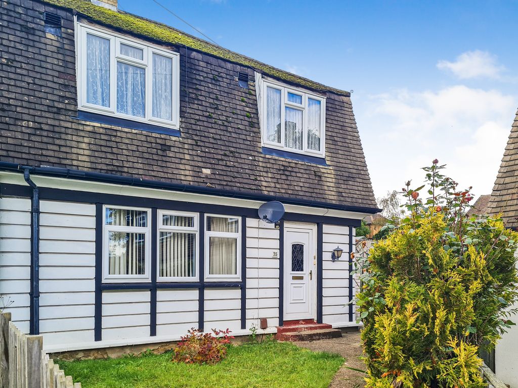 3 bed end terrace house for sale in Woodbridge Close, Romford RM3, £