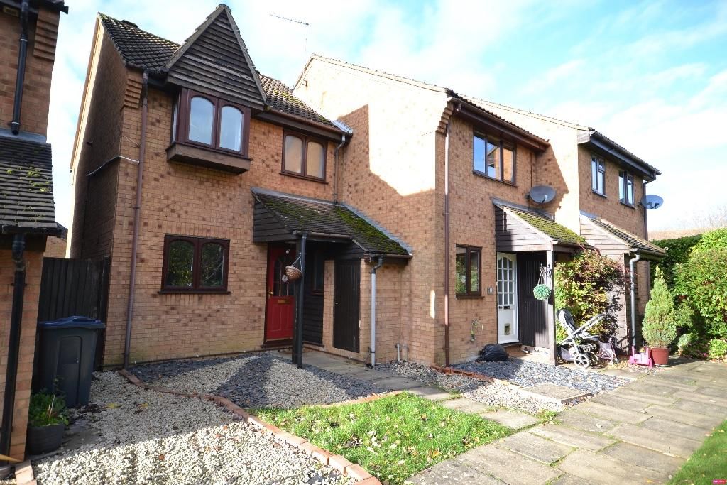 3 bed semidetached house for sale in Dove Close, Stortford