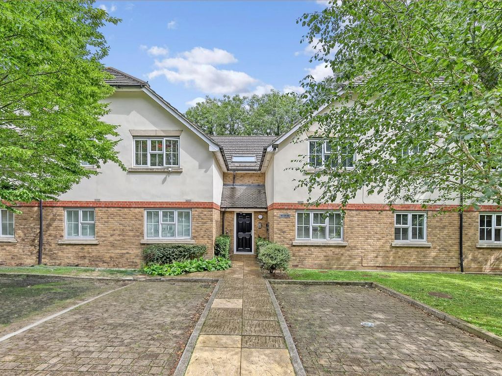 2 bed flat for sale in Retreat Way, Chigwell IG7, £300,000 Zoopla