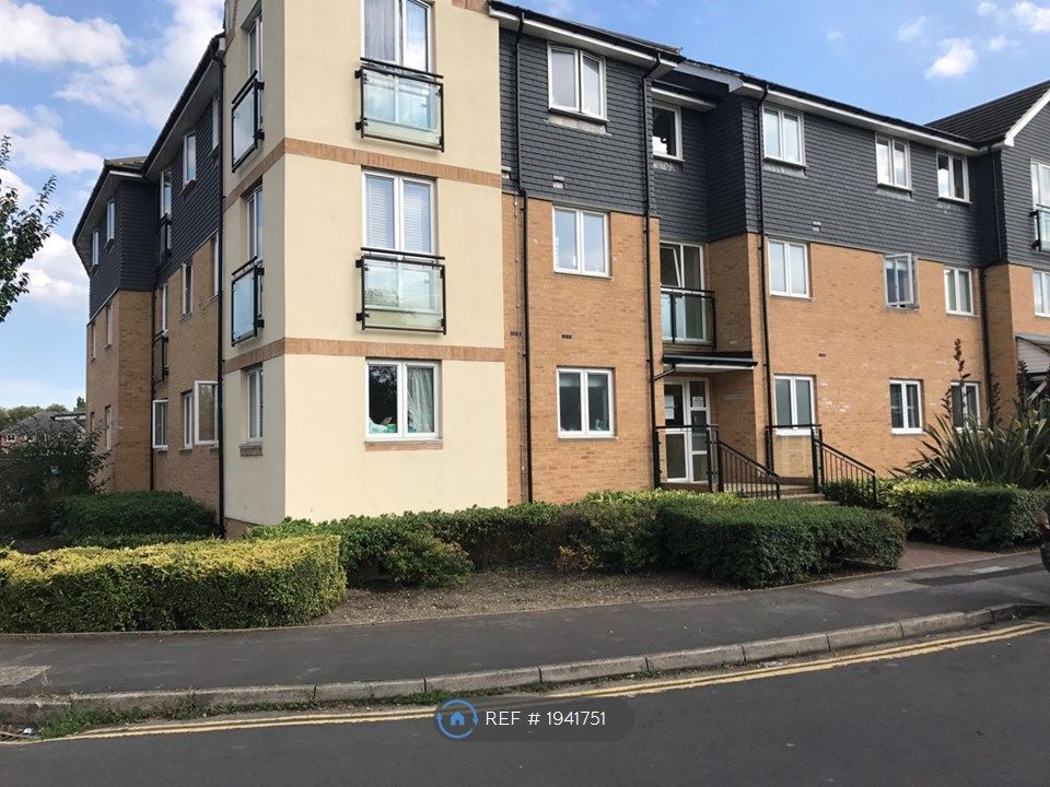 2 bed flat to rent in Wapshott Road, StainesUponThames TW18, £1,595