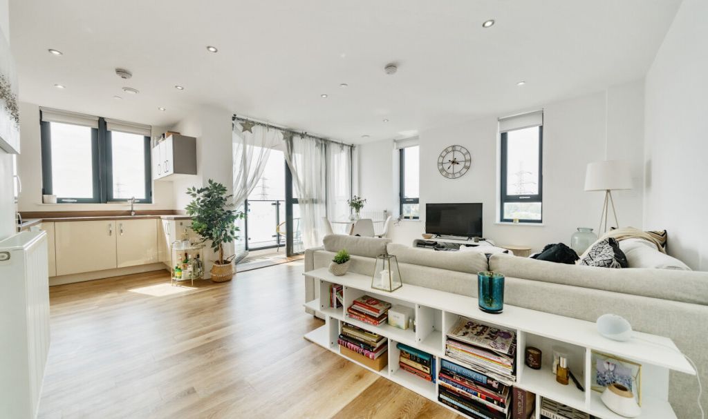 2 bed flat for sale in Mizen Heights, London SW19, £237,500 Zoopla