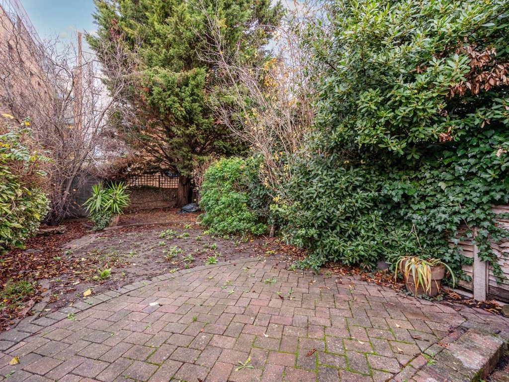 5 bed terraced house to rent in Griffiths Road, Wimbledon, London SW19