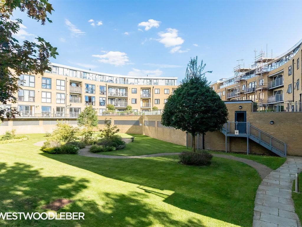 2 bed flat for sale in Smeaton Court, Hertford SG13, £325,000 Zoopla