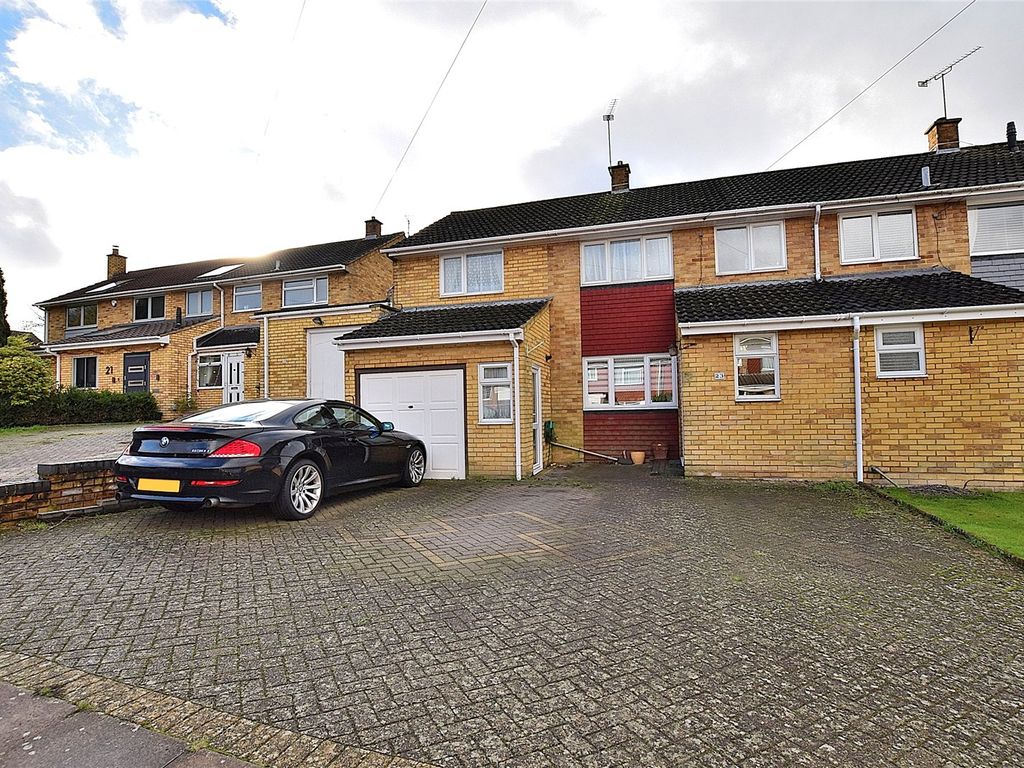 4 bed semidetached house for sale in Tarnside Close, Dunstable
