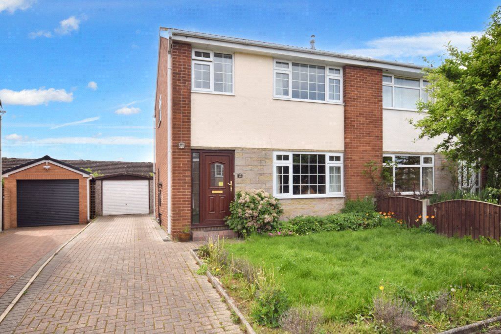 3 bed semidetached house for sale in Greenacres, Ossett, West