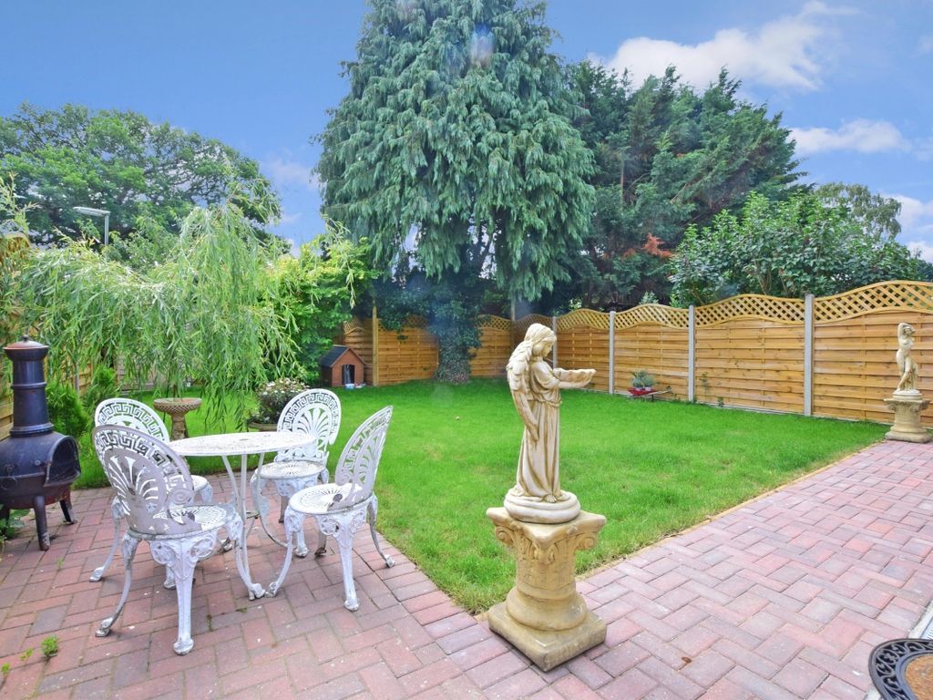 3 bed semidetached bungalow to rent in Clare Crescent, Leatherhead