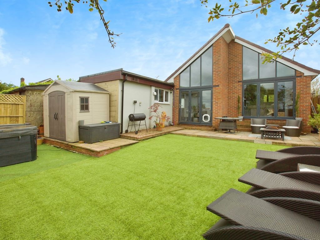 5 bed detached house for sale in Coniston Gardens, Hedge End