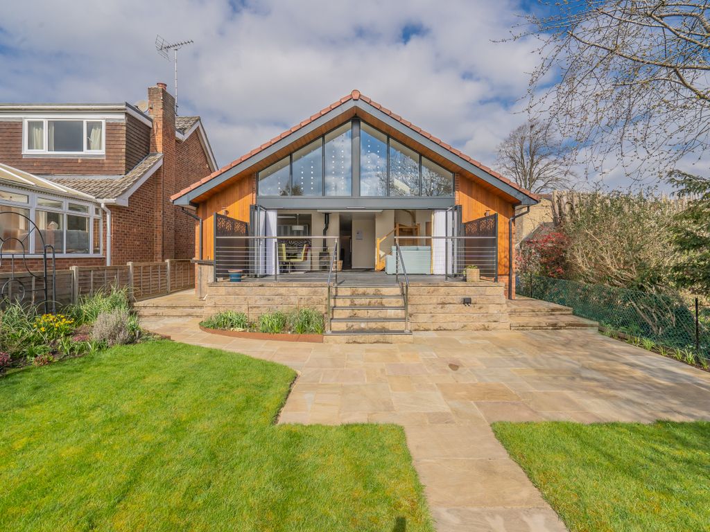 3 bed bungalow for sale in Leopold Road, Leighton Buzzard, Bedfordshire