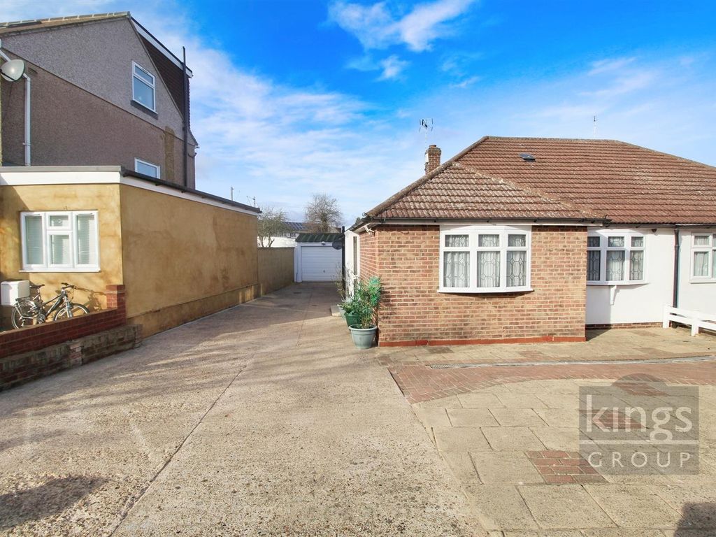 2 bed semidetached bungalow for sale in Northfield Road, Cheshunt