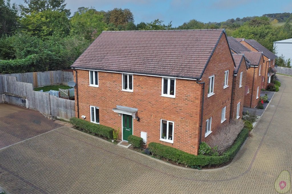 4 bed detached house for sale in Sandsdown Close, High HP12, £