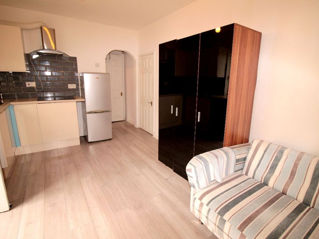 Studio to rent in Willow Tree Lane, Hayes UB4, £950 pcm Zoopla