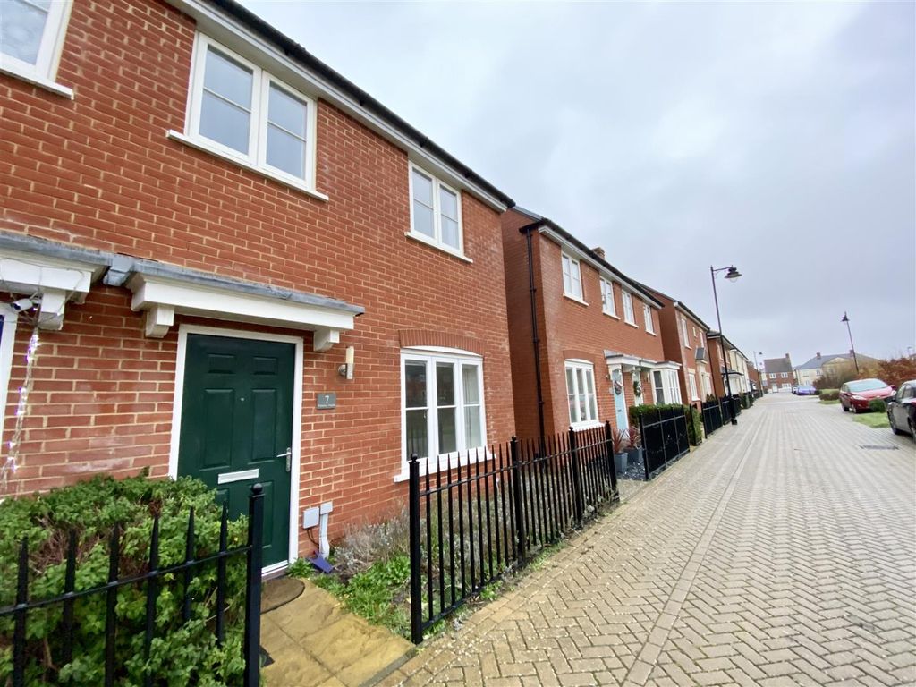 3 bed semidetached house to rent in Pearmain Parade, Berewood