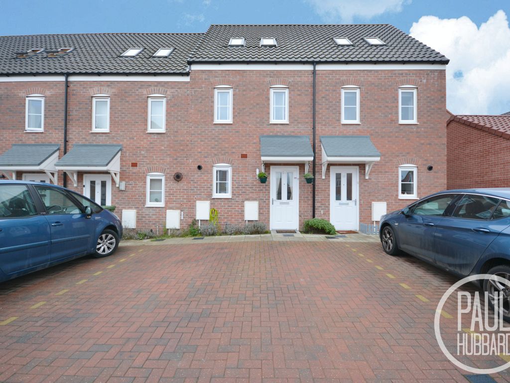 4 bed terraced house for sale in marler close, bradwell, norfolk nr31
