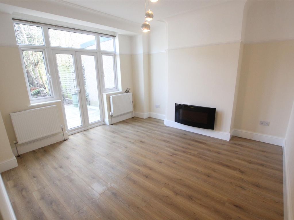 4 bed flat to rent in Windermere Gardens, Ilford IG4 Zoopla