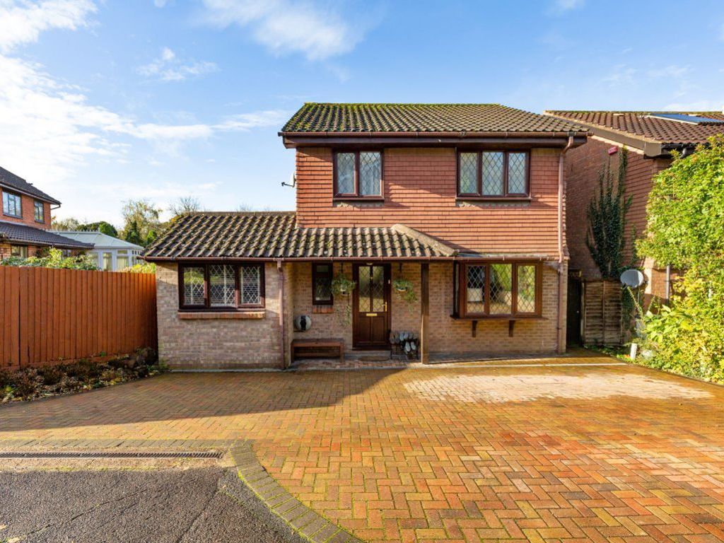 4 bed detached house to rent in Crest Close, Badgers Mount, Sevenoaks