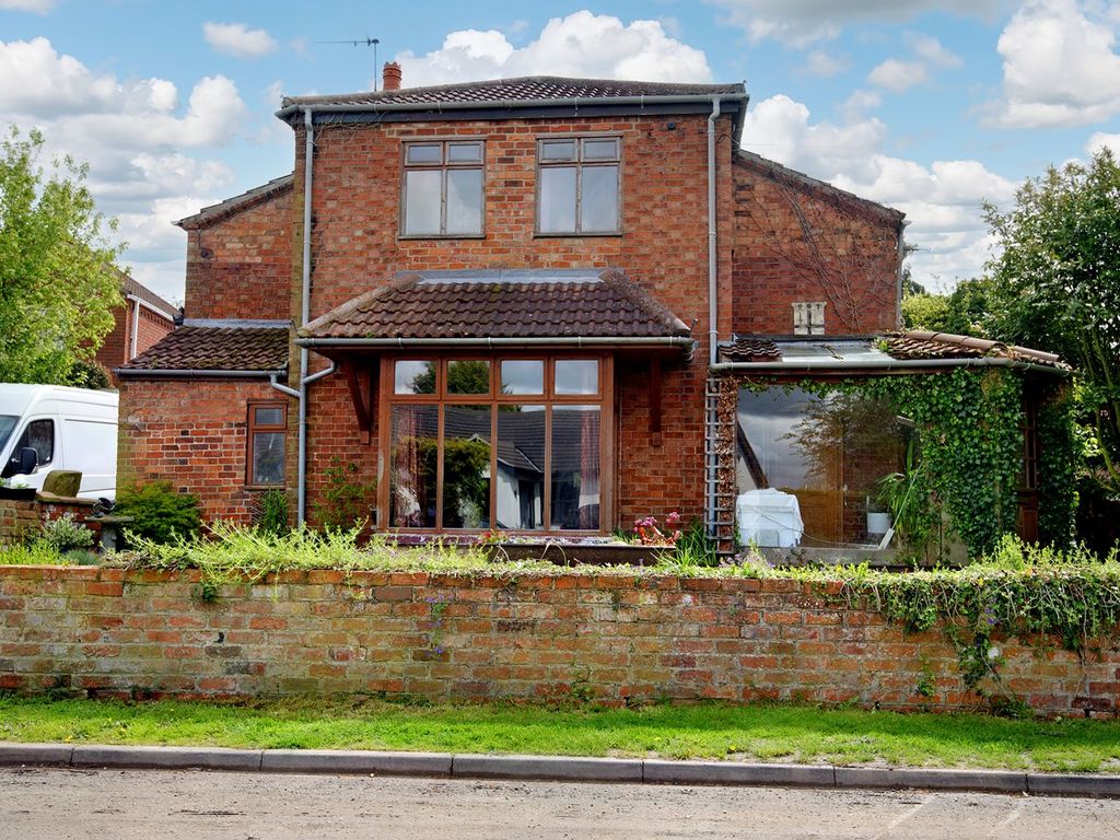 4 bed detached house for sale in Chestnut Avenue, Bucknall, Woodhall