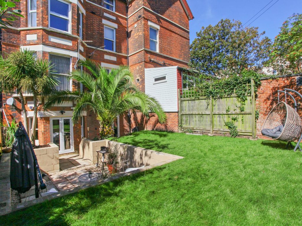 2 bed flat for sale in Earls Avenue, Folkestone, Kent CT20, £350,000