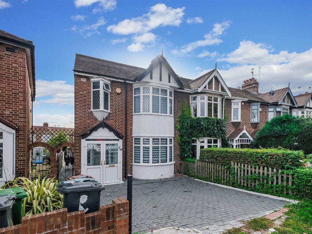 4 bed end terrace house for sale in Larkshall Road, Highams Park E4, £