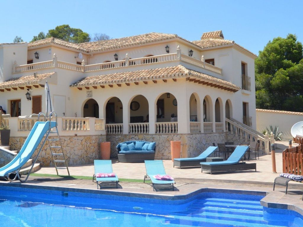 6 bed villa for sale in Dehesa De Campoamor, Alicante, Spain, £609,178