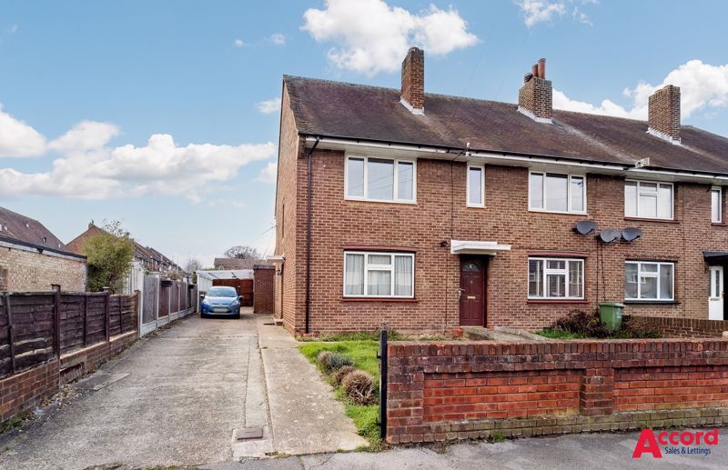 2 bed for sale in Chelmsford Avenue, Collier Row, Romford