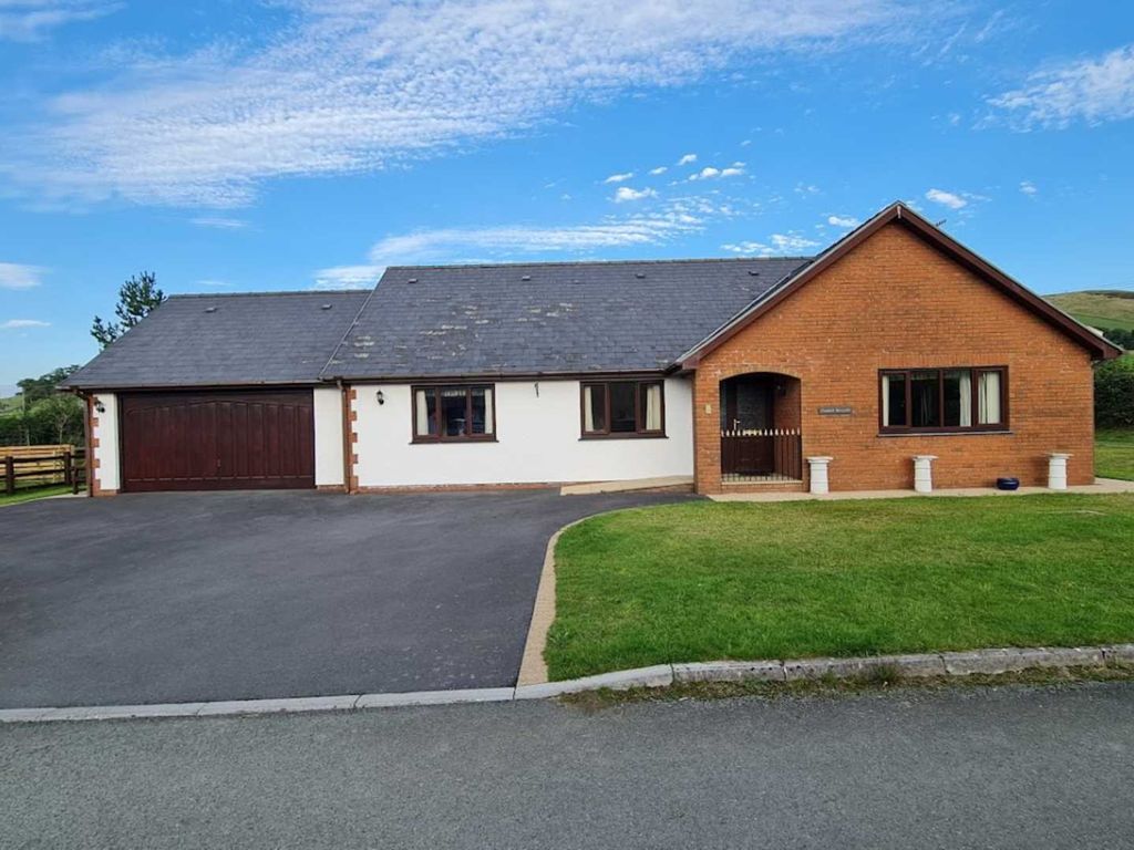 3 bed detached bungalow for sale in Cae Coedcau, Penegoes SY20 Zoopla