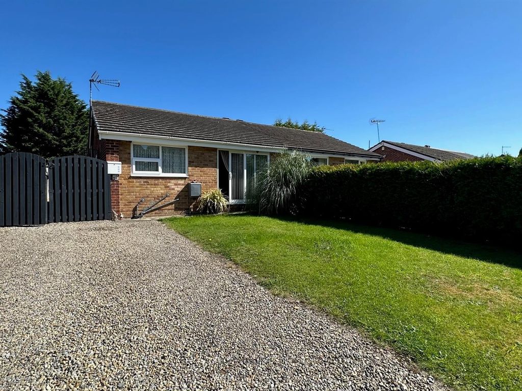 2 bed semidetached bungalow for sale in Oakdale Drive, Bradford BD10, £140,000 Zoopla