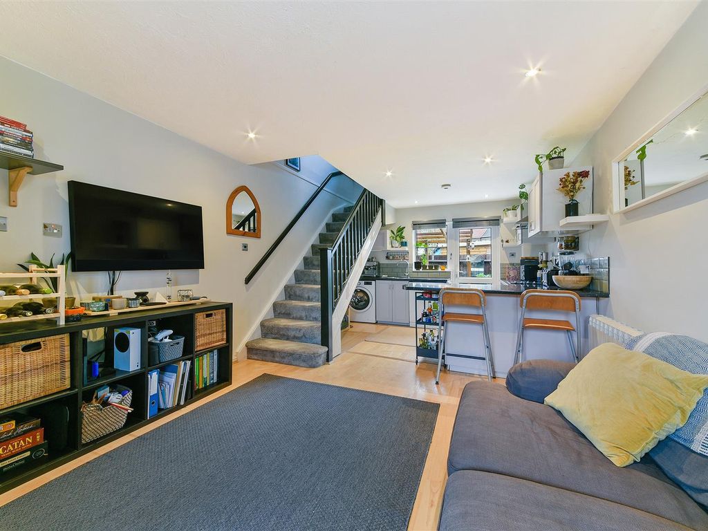 1 bed property for sale in Framfield Road, Mitcham CR4, £350,000 Zoopla