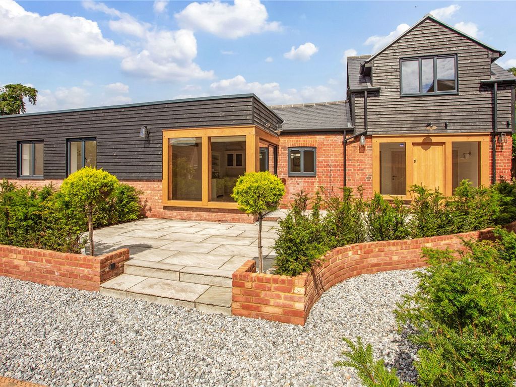 3 bed detached house for sale in Wrecclesham Hill, Farnham GU10, £