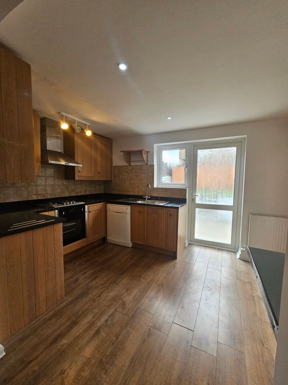 2 bed terraced house to rent in Dore Gardensn, Morden SM4, £1,900 pcm