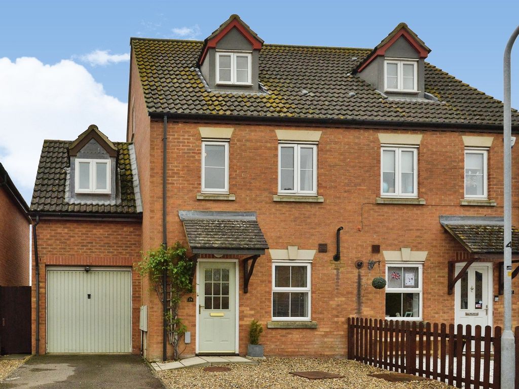 4 bed semidetached house for sale in Winwood Close, Deanshanger
