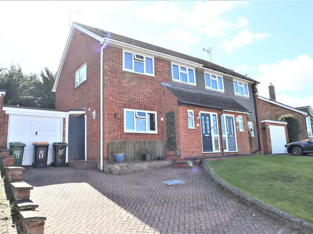 4 bed semidetached house for sale in Bibshall Crescent, Dunstable