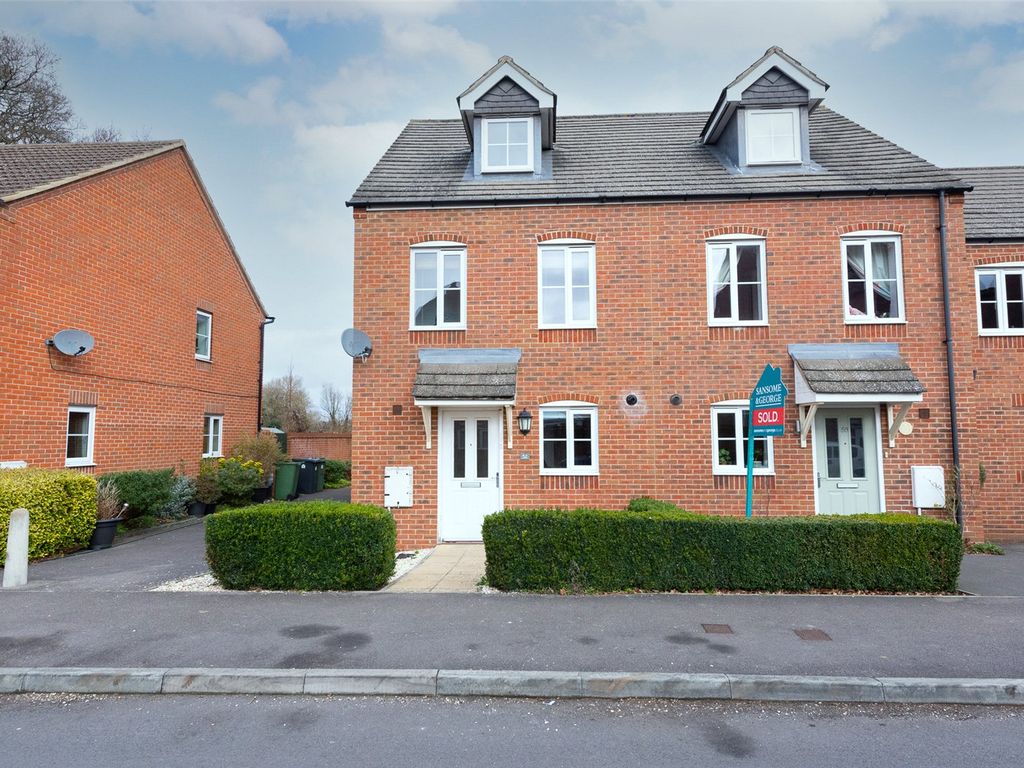 3 bed end terrace house for sale in Kirby Drive, Bramley, Tadley