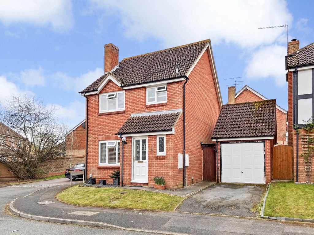 3 bed detached house for sale in Egremont Drive, Reading RG6, £529,000