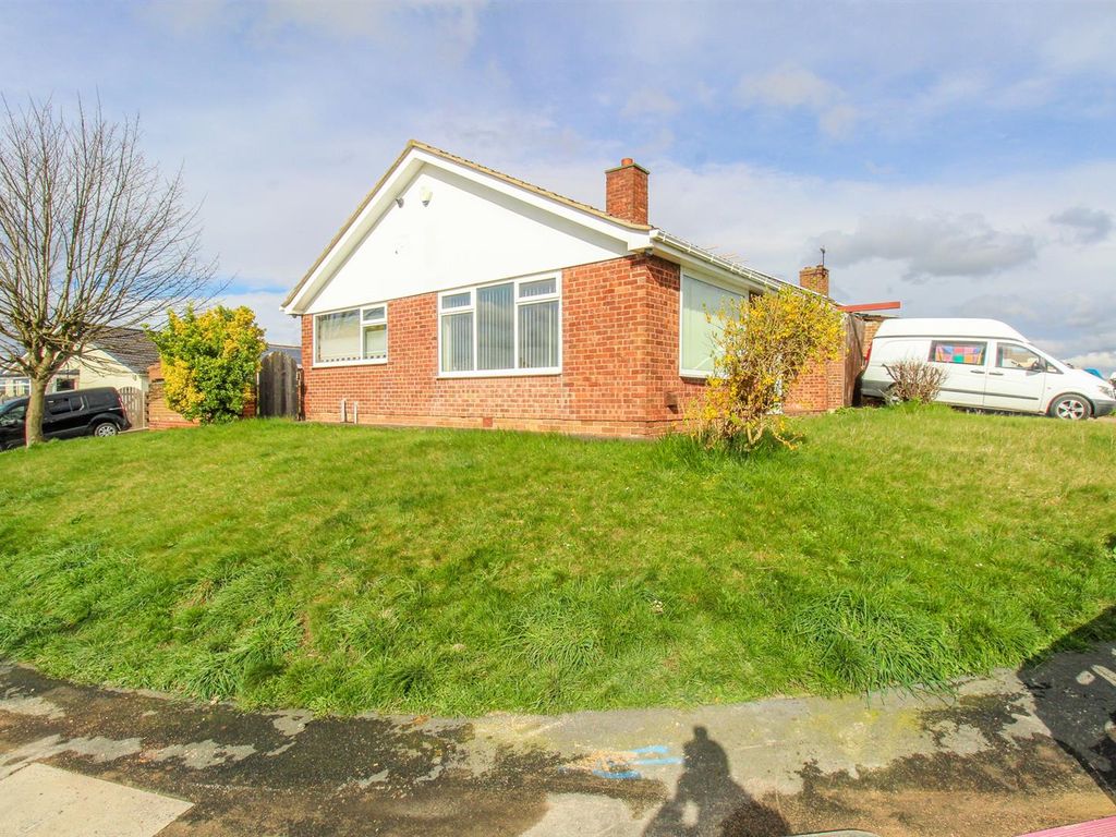 2 bed bungalow for sale in The Crescent, Netherton, Wakefield WF4, £