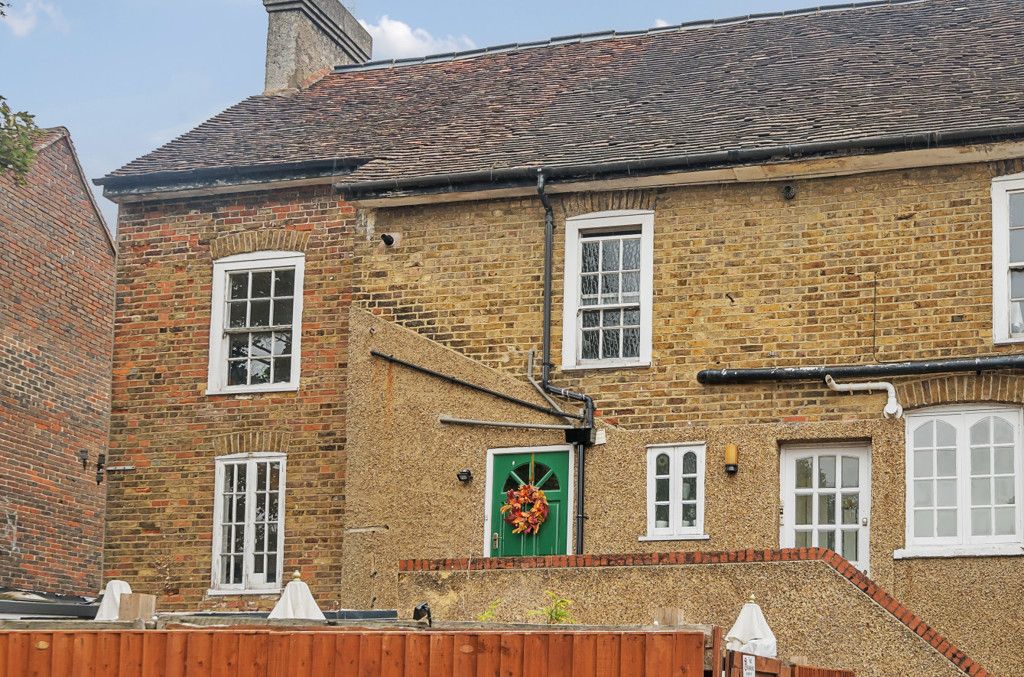 3 bed flat for sale in High Street, Harefield, Uxbridge UB9, £335,000