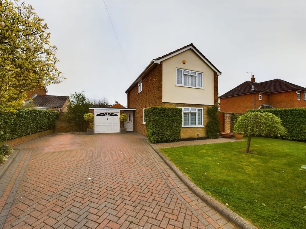 3 bed detached house for sale in Camborne Avenue, Bedgrove, Aylesbury