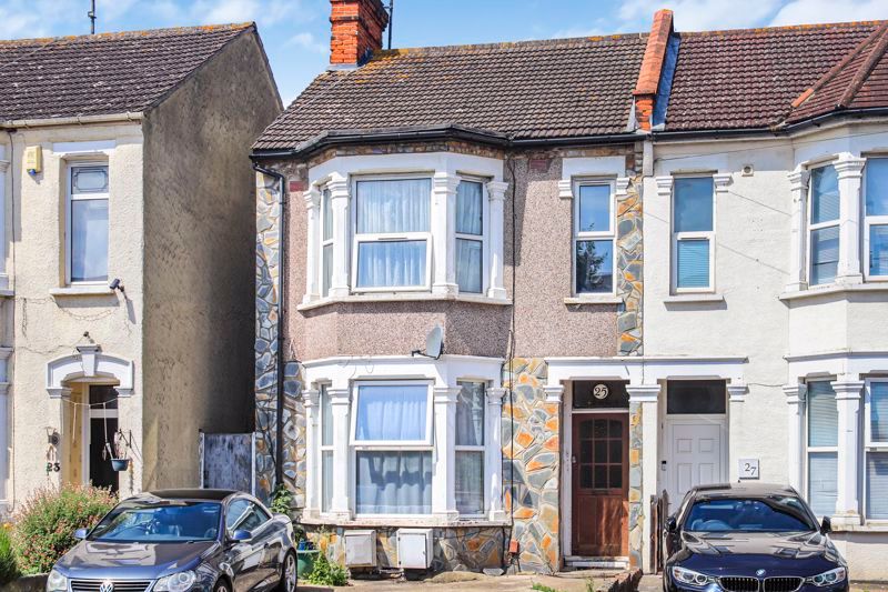 2 bed flat for sale in Christchurch Road, SouthendOnSea SS2, £190,000
