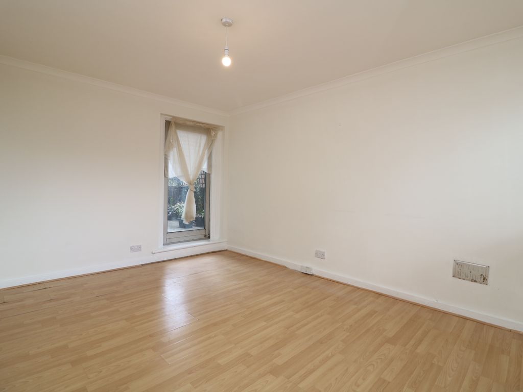 2 bed flat to rent in Parkgate Road, London SW11 Zoopla