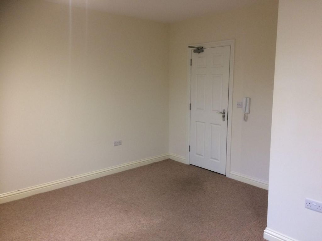 Studio to rent in Basingstoke Road, Reading RG2, £750 pcm Zoopla
