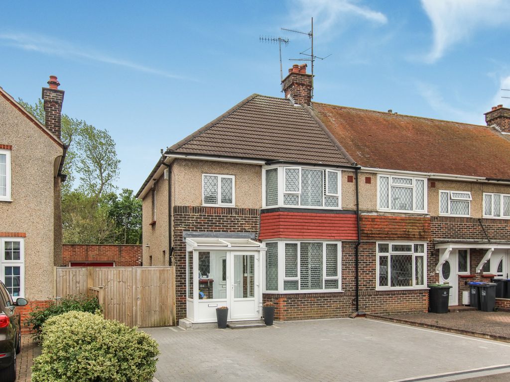 3 bed end terrace house for sale in King Edward Avenue, Broadwater
