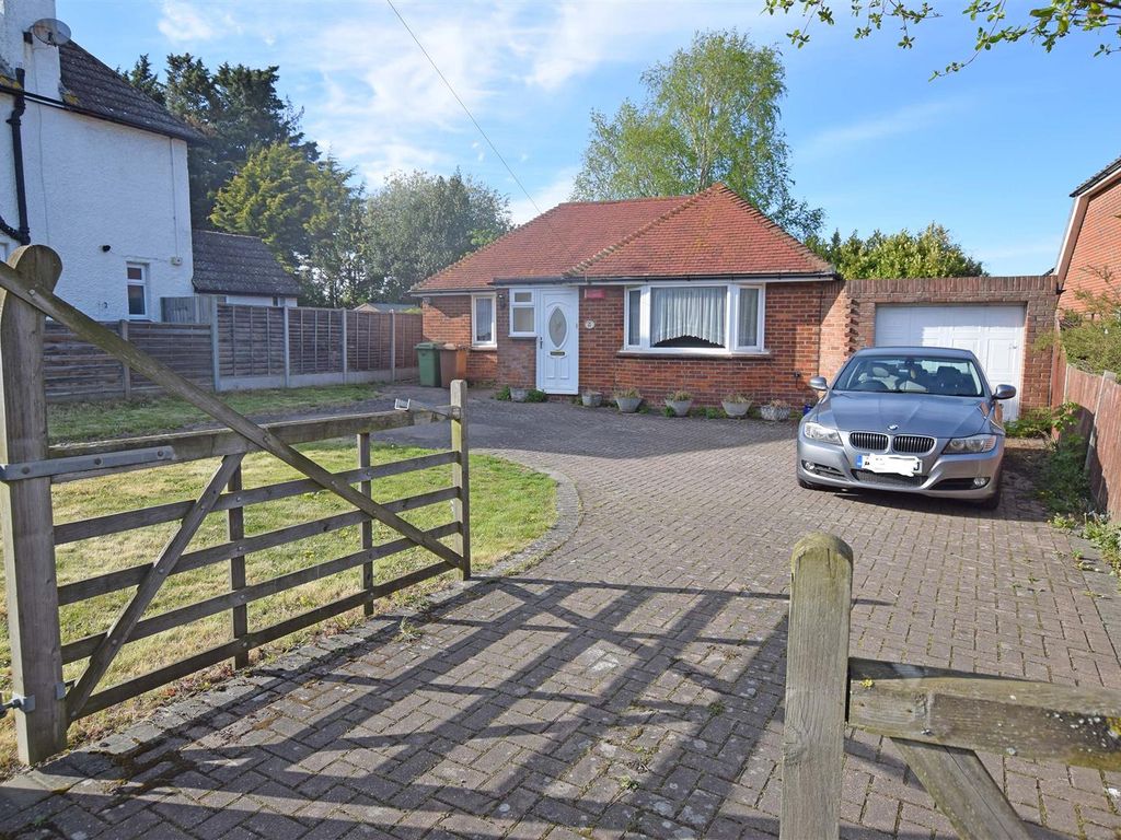 3 bed detached bungalow for sale in High Street, Newington