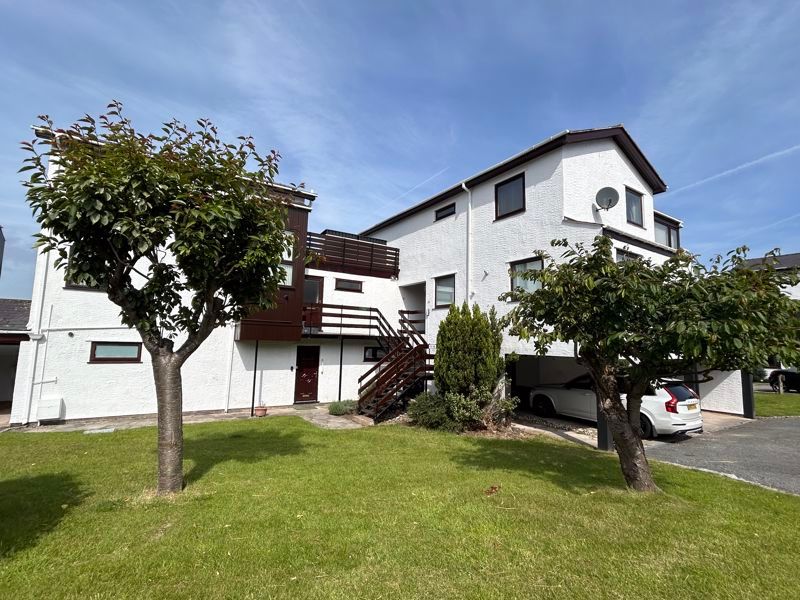 2 bed flat for sale in Deganwy Beach, Deganwy, Conwy LL31, £215,000