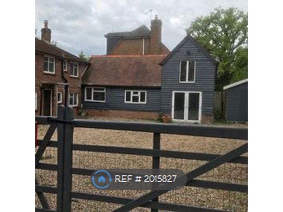 4 bed detached house to rent in Silchester Road, Tadley RG26, £1,850