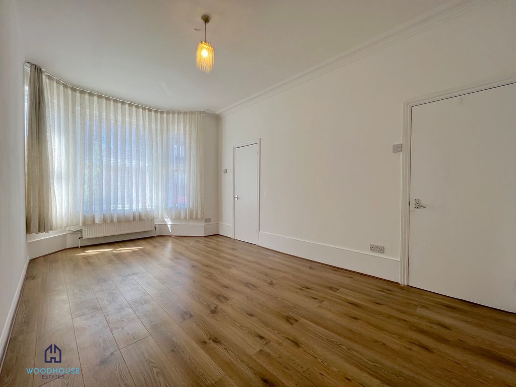 2 bed flat to rent in Victoria Road, EN4, £1,512 pcm Zoopla
