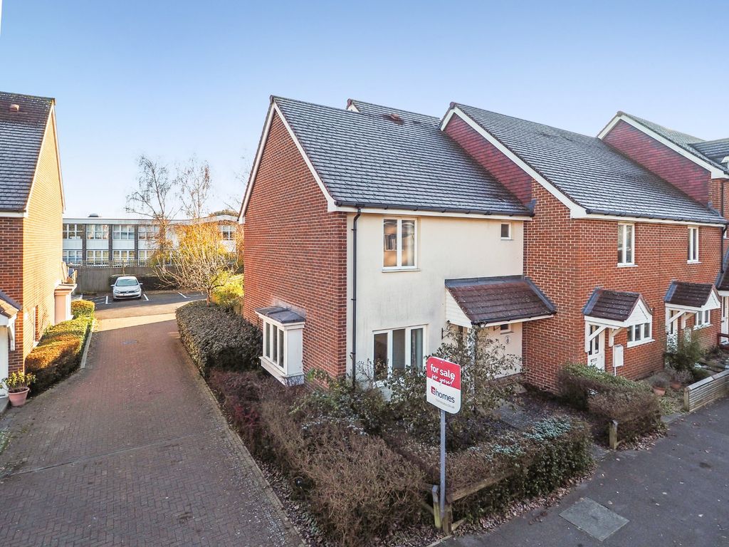 3 bed end terrace house for sale in Grange Road, Petersfield, Hampshire